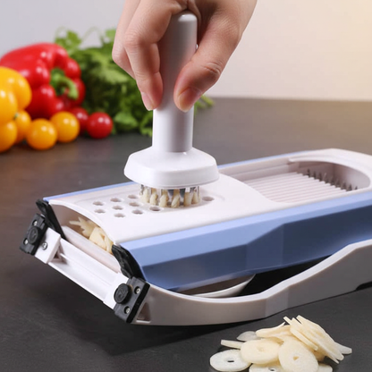 Close-up van groentesnijder die knoflook snijdt