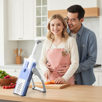 Stel kookt samen met groentesnijder in Amerikaanse keuken